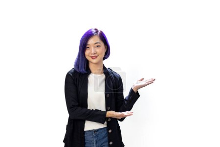 Téléchargez les photos : Portrait de jeune femme d'affaires créatrice indépendante LGBTQ asiatique en tissu formel avec cheveux bleus teints présentant avec geste de la main isolé sur fond blanc pour les gens d'affaires - en image libre de droit
