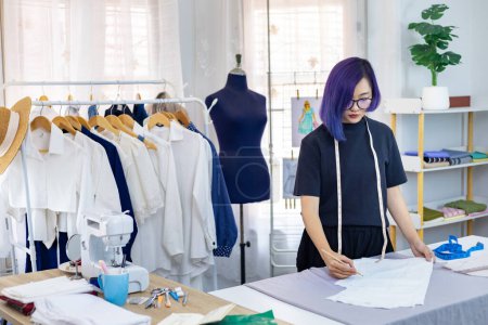 Téléchargez les photos : Dressmakers fait ajustement sur mousseline pour la nouvelle robe sur mesure tout en travaillant dans un atelier artistique studio pour le design de mode et l'industrie de l'habillement - en image libre de droit
