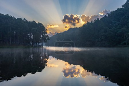 Téléchargez les photos : Lever de soleil sur le lac de montagne brumeux avec rayon de lumière et camping de Pang Oung, Mae Hong Son, Thaïlande - en image libre de droit