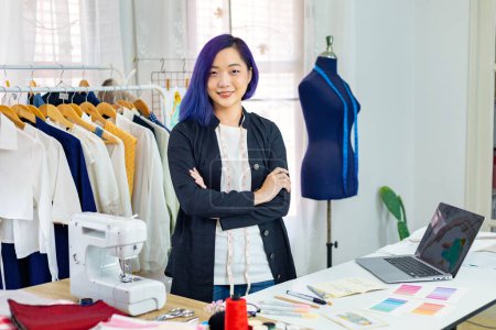 Téléchargez les photos : Portrait de couturière indépendante à la mode asiatique dans son atelier artistique pour le design de mode et l'industrie de l'habillement - en image libre de droit