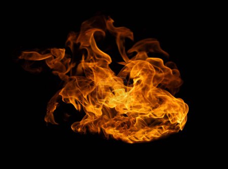 Foto de Fuego y llama ardiente de bola de fuego explosiva aislada sobre fondo oscuro para un diseño gráfico abstracto - Imagen libre de derechos