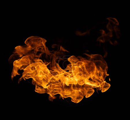 Foto de Fuego y llama ardiente de bola de fuego explosiva aislada sobre fondo oscuro para un diseño gráfico abstracto - Imagen libre de derechos