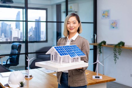 Foto de Architect está planificando un innovador diseño de energía sostenible del proyecto de desarrollo de viviendas con generador de turbinas eólicas y panel solar para empresas de energía renovable e industria de residuos cero - Imagen libre de derechos