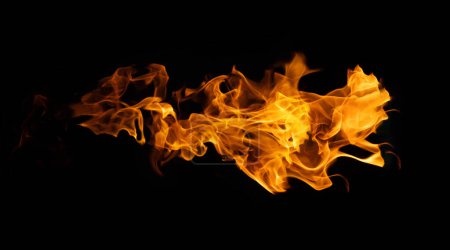 Foto de Fuego y llama ardiente de bola de fuego explosiva aislada sobre fondo oscuro para uso de diseño gráfico - Imagen libre de derechos