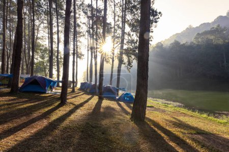 Foto de Grupo de tiendas de campaña para acampar durante la noche con salida del sol sobre la montaña brumosa y rayo de luz y camping de Pang Oung, Mae Hong Son, Tailandia - Imagen libre de derechos
