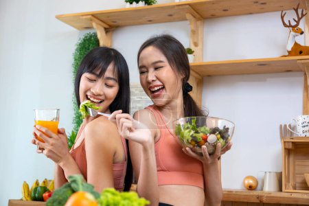 Téléchargez les photos : Couple asiatique de même sexe mariage étreinte tout en cuisinant salade saine ensemble dans la cuisine pendant le mois de la fierté pour promouvoir l'égalité et la différence de l'homosexualité et la discrimination - en image libre de droit