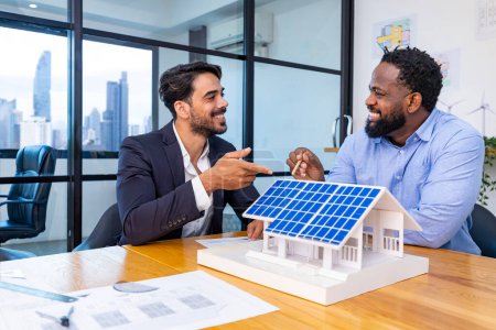 Foto de Equipo de arquitecturas y hombre de negocios están discutiendo y haciendo una lluvia de ideas sobre la modificación del plan de planta para la inversión sostenible inmobiliaria y el proyecto de desarrollo de viviendas de energía solar - Imagen libre de derechos