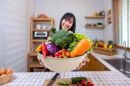 Téléchargez les photos : Asiatique ménagère montre variété de légumes biologiques pour préparer un plat japonais simple et facile à cuire le repas de salade pour végétalien et végétarien soul food - en image libre de droit