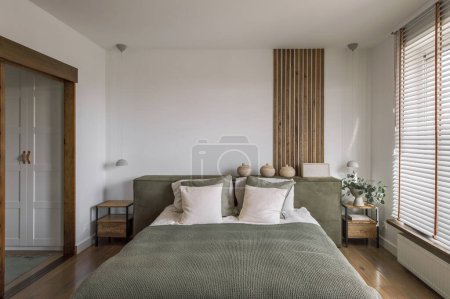 Foto de Moderno diseño interior de dormitorio Japandi en tonos tierra, texturas naturales con muebles de madera de roble macizo. Concepto de Japón - Imagen libre de derechos