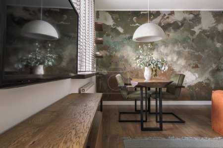 Foto de Moderno apartamento japonés de diseño interior en tonos tierra, texturas naturales con muebles de madera de roble macizo y pared decorativa de arcilla. Concepto de Japón - Imagen libre de derechos