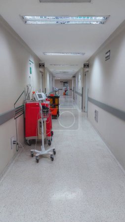 Téléchargez les photos : Couloir hospitalier avec équipement médical - en image libre de droit