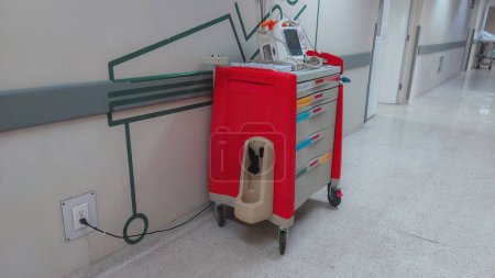 Téléchargez les photos : Couloir hospitalier avec équipement médical - en image libre de droit