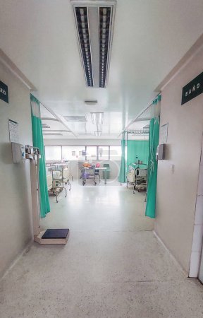 Intérieur d'une chambre d'hôpital, avec vue sur les lits