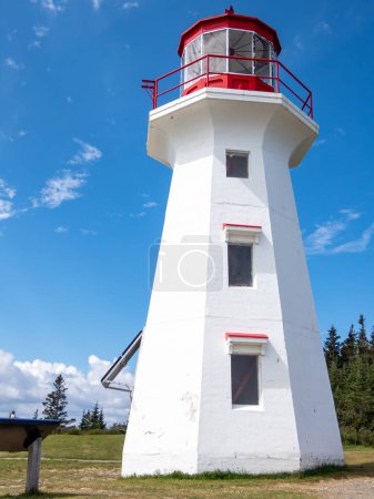 Téléchargez les photos : Phare du cap Gaspé dans le parc Forillon, Gaspé, Québec, Canada. Le phare de Cape Gaspe guide les navigateurs depuis plus de 140 ans. Construit en 1950, c'est le troisième phare de ce site. Le premier a été construit en 1873 et détruit par un incendie - en image libre de droit