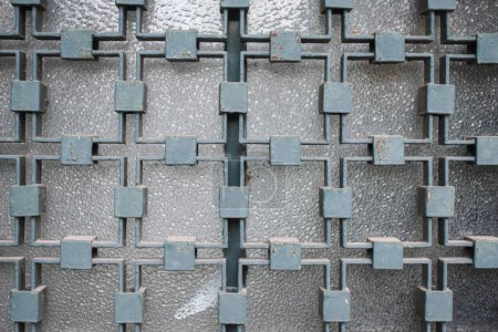 Téléchargez les photos : Texture de croix en acier et mur de verre en ville - en image libre de droit