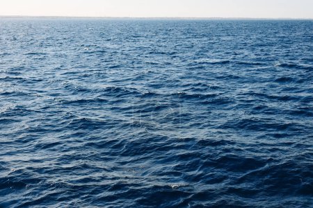 Téléchargez les photos : Fond bleu de la mer pour la conception ou le papier peint - en image libre de droit