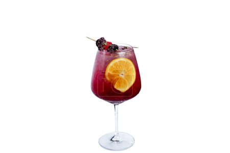 Foto de Copa de cóctel rojo helado servido en una copa de vino, decorado con rodajas de naranja y rama de romero. Fondo blanco. - Imagen libre de derechos