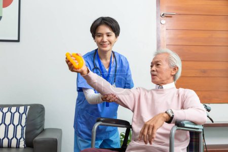Foto de Hombre mayor o paciente haciendo ejercicio con goma apretando una bola amarilla de estrés para aflojar los músculos y el flujo sanguíneo mejor. concepto de salud - Imagen libre de derechos