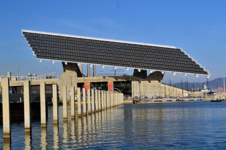Téléchargez les photos : Grand panneau solaire installé dans le Forum du Port de Barcelone. - en image libre de droit