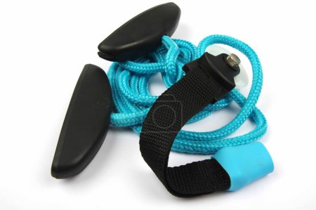 Foto de Brazo de ejercicio pully para fisioterapia y entrenamiento de fitness sobre un fondo blanco - Imagen libre de derechos