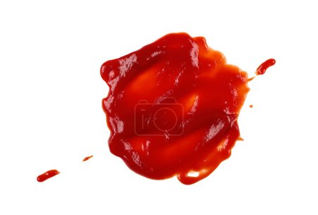 Nahaufnahme feuchter Fleck roter Ketchup-Tomatensauce isoliert auf weißem Hintergrund, Draufsicht, direkt oben