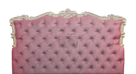 Téléchargez les photos : Tête de lit capitone en velours doux de couleur rose pastel en forme de tête de lit de style Chesterfield avec cadre en bois sculpté, isolé sur fond blanc, vue de face - en image libre de droit