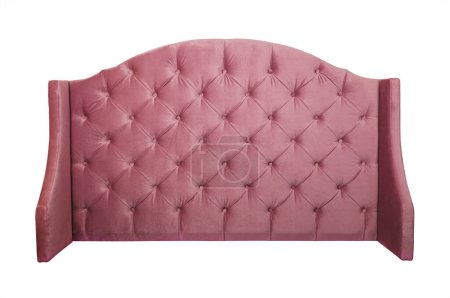 Téléchargez les photos : Tête de lit capitone en velours doux de couleur rose pastel en forme de canapé de style Chesterfiels isolé sur fond blanc, vue de face - en image libre de droit