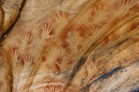 Téléchargez les photos : Pochoirs aborigènes australiens dans une grotte de grès de Sydney - en image libre de droit