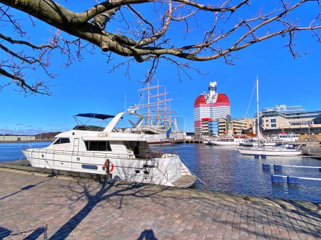 Téléchargez les photos : Quartier populaire du port de Gothenburg nommé "Lilla Bommen" en Suède. Voyage en Scandinavie..... - en image libre de droit