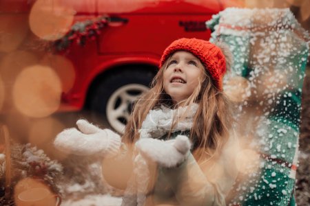 Téléchargez les photos : Enfant féminin célébrant Noël et Nouvel An saison des vacances d'hiver en plein air. Petite fille active joyeuse passer du temps dans la forêt de conifères profiter de l'enfance - en image libre de droit