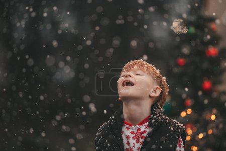 Foto de Niño pequeño celebrando Navidad y Año Nuevo vacaciones de invierno temporada al aire libre, esperando Santa cerca de Navidad caravana remolque y se regocija en la primera nieve disfrutando de la infancia - Imagen libre de derechos