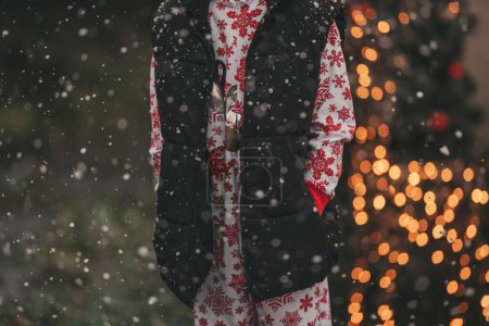 Foto de Foto recortada de niño celebrando Navidad y Año Nuevo vacaciones de invierno temporada de espera al aire libre Santa. - Imagen libre de derechos