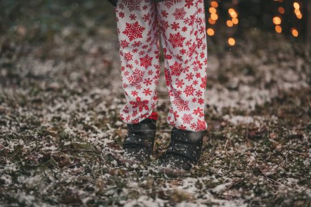 Foto de Foto recortada de niño celebrando Navidad y Año Nuevo vacaciones de invierno temporada de espera al aire libre Santa. - Imagen libre de derechos