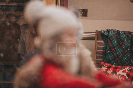 Foto de Niña celebrando Navidad y Año Nuevo vacaciones de invierno temporada al aire libre, esperando Santa cerca de Navidad caravana remolque y se regocija en la primera nieve disfrutando de la infancia - Imagen libre de derechos