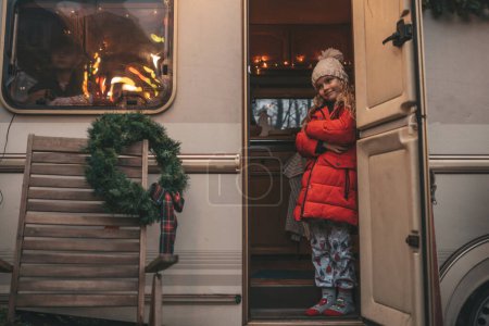 Foto de Niña celebrando Navidad y Año Nuevo temporada de vacaciones de invierno y esperando a Santa en Navidad caravana remolque. - Imagen libre de derechos