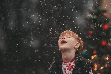 Foto de Niño pequeño celebrando Navidad y Año Nuevo vacaciones de invierno temporada al aire libre, esperando Santa cerca de Navidad caravana remolque y se regocija en la primera nieve disfrutando de la infancia - Imagen libre de derechos