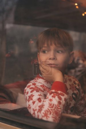 Foto de Niño pequeño celebrando Navidad y Año Nuevo vacaciones de invierno temporada de espera de Santa en Navidad caravana remolque - Imagen libre de derechos