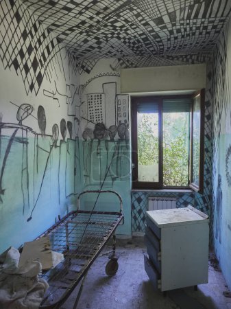 Foto de Una imagen un detalle de un hospital abandonado - Imagen libre de derechos