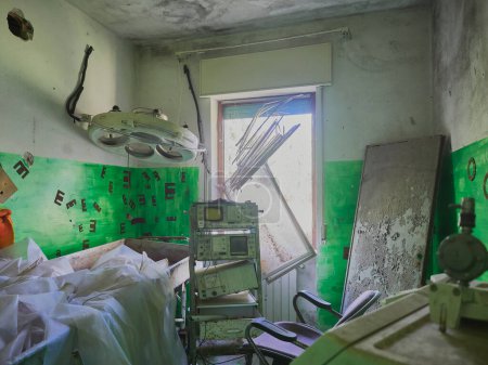 Foto de Una imagen un detalle de un hospital abandonado - Imagen libre de derechos