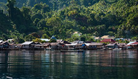 Das Bild eines indonesischen Fischerdorfes in der Natur