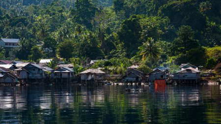 Das Bild eines indonesischen Fischerdorfes in der Natur