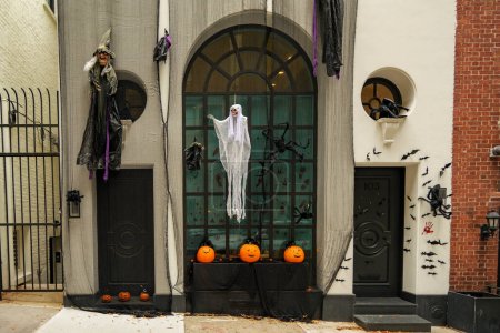 Téléchargez les photos : La porte d'entrée d'une maison avec décorations d'Halloween. Photo de haute qualité - en image libre de droit