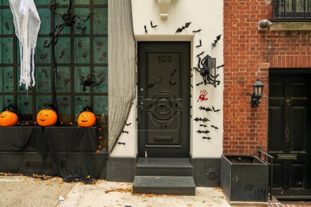Téléchargez les photos : La porte d'entrée d'une maison avec décorations d'Halloween. Photo de haute qualité - en image libre de droit