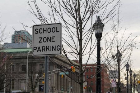 Foto de Firmar aparcamiento zona de la escuela en un centro de la ciudad, Nueva Jersey, EE.UU.. Foto de alta calidad - Imagen libre de derechos