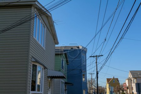 Alte Wohnhäuser in einer Reihe in Wallington New Jersey, Drähte hängen an Masten. Hochwertiges Foto