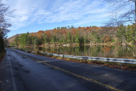 Foto de En un día soleado y nublado, la carretera a lo largo del lago en el norte del estado de Nueva York. Foto de alta calidad - Imagen libre de derechos