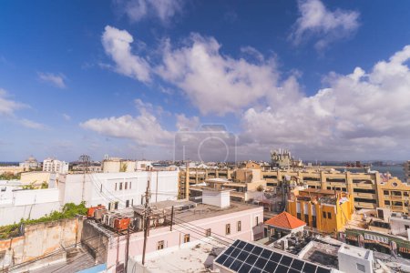 Cubiertas antiguas de San Juan: vista de ángulo alto que muestra equipos industriales, energía solar, telecomunicaciones y líneas eléctricas