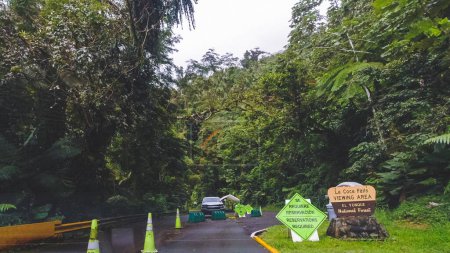 Téléchargez les photos : El Yunque Porto Rico 22 février 2021 : Poste de contrôle de réservation Forêt nationale d'El Yunque à La Coca Falls VIew area - en image libre de droit