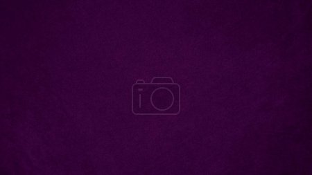 Foto de Textura de tela de terciopelo púrpura oscuro utilizada como fondo. Color de tono paño púrpura fondo de material textil suave y liso. Hay espacio para texto y para todo tipo de trabajos de diseño - Imagen libre de derechos