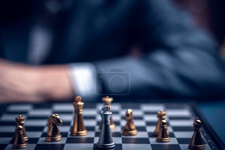 Geschäftsleute, die Schach spielen, denken an Problemlösung. Geschäftliche Wettbewerbsplanung Teamwork, Internationales Schach, Ideen und Wettbewerb und Strategie, Geschäftliches Erfolgskonzept, strategisches Konzept.